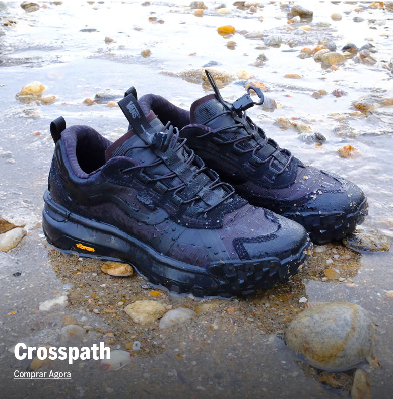 Tênis Crosspath preto na praia