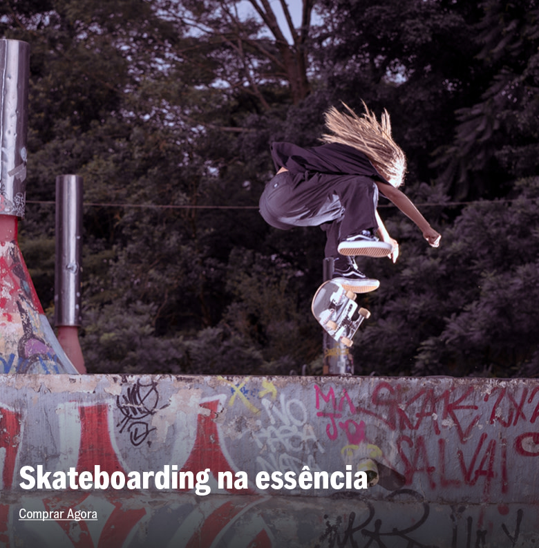 Skatista Zyon mandando manobra de skate usando old skool black white