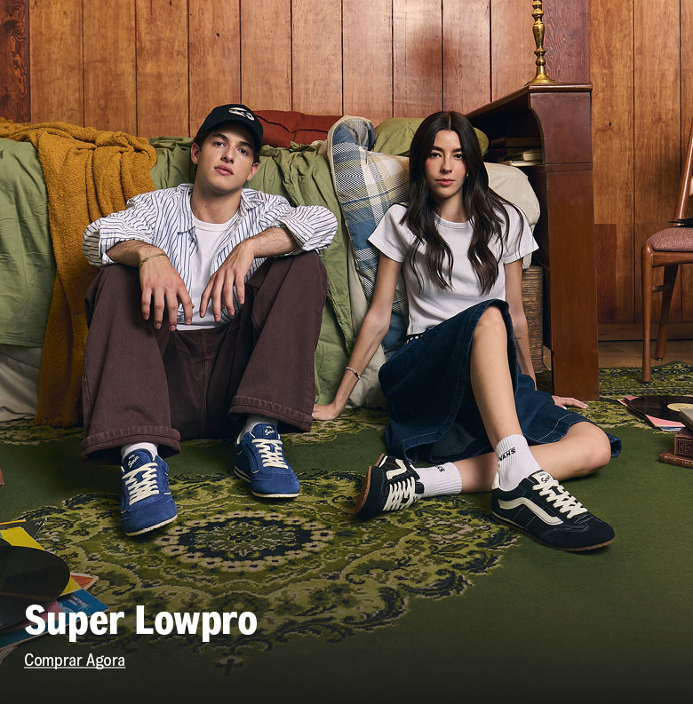 Duas pessoas sentadas no chão usando super lowpro azul e preto