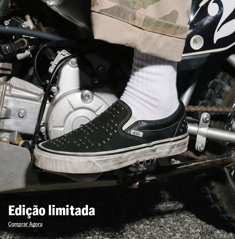 Pessoa usando tênis slip on pearlize em uma moto