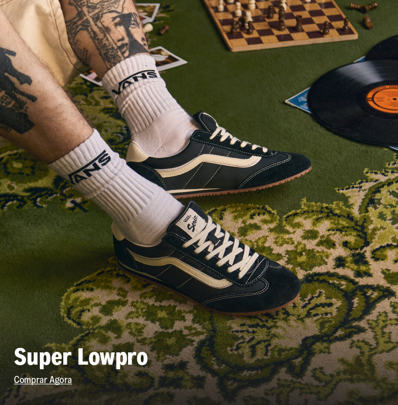 Duas pessoas sentadas no chão usando super lowpro azul e preto
