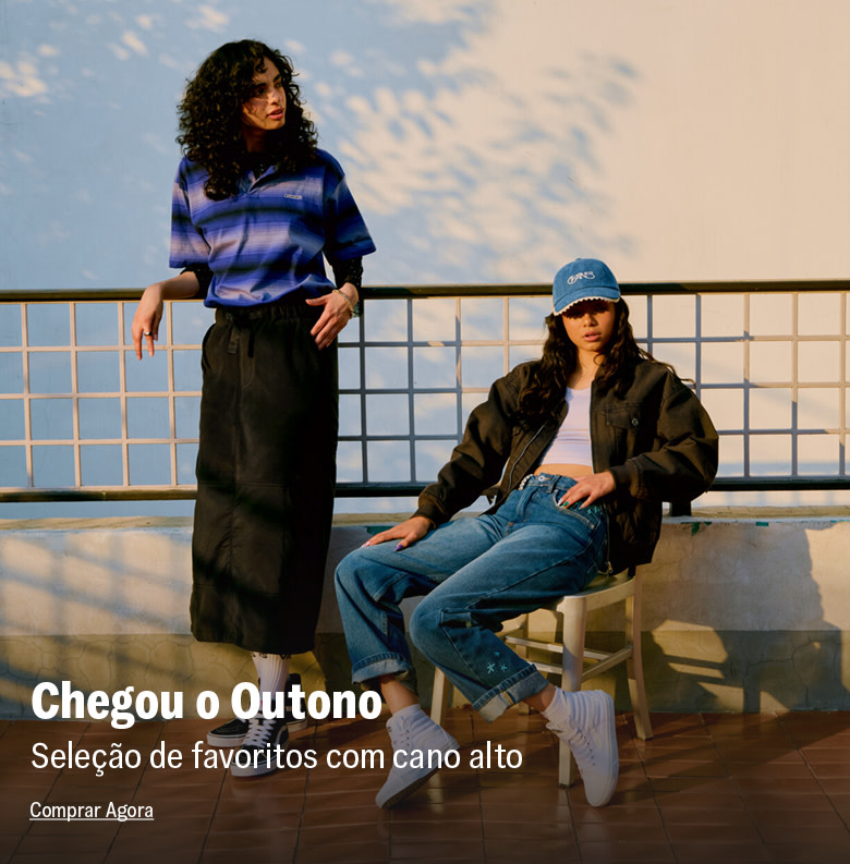 Duas mulheres usando tênis Vans Sk8-Hi em looks casuais de outono ao ar livre.