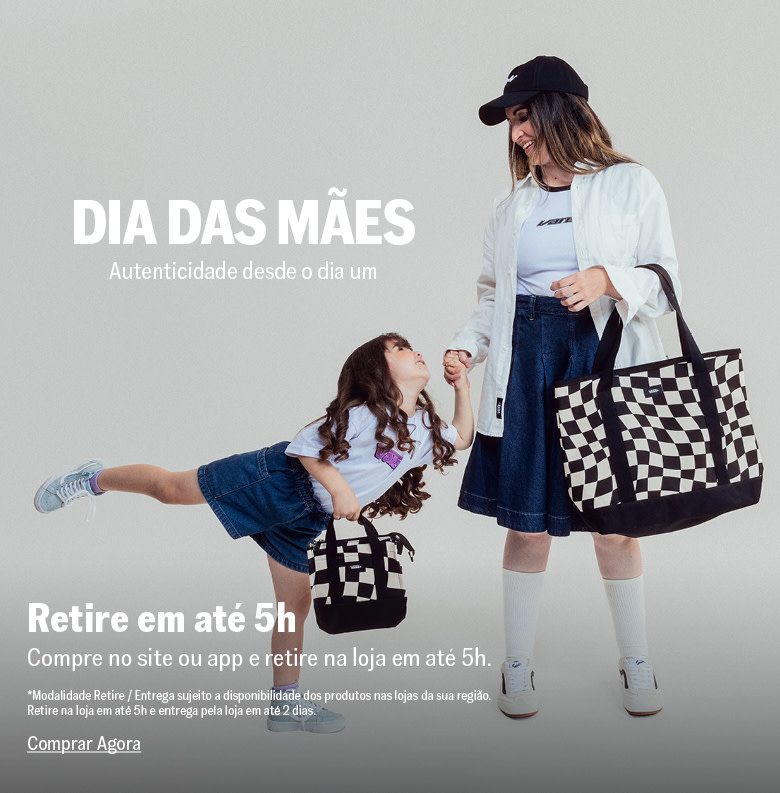 Mãe usando tênis super lowpro bege e filha usando sk8-hi holográfico