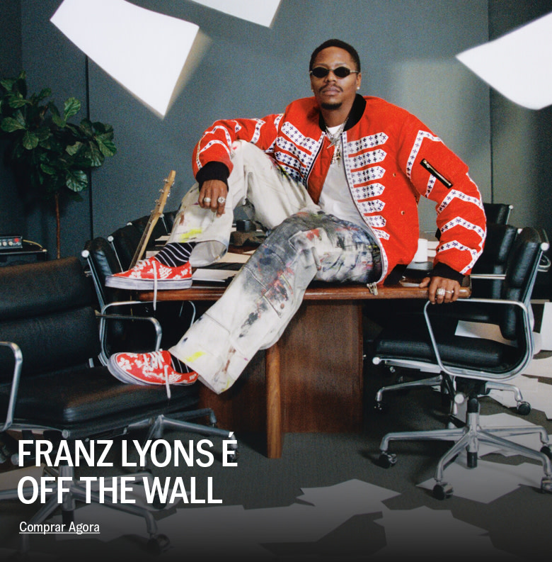 Franzs Lyons usando tênis authentic vermelho com flores brancas