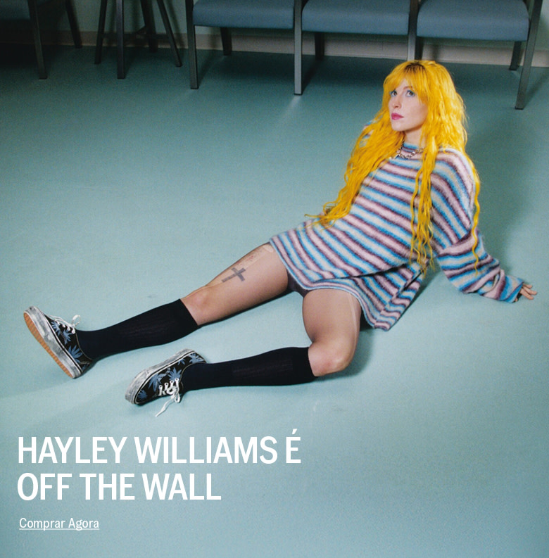 Hayley Williams usando tênis vans preto com folhagem azul