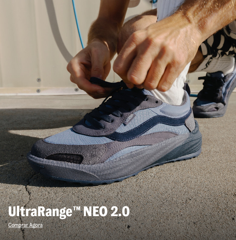 Pessoa agachada amarrando o tênis ultrarange neo 2.0 na cor azul