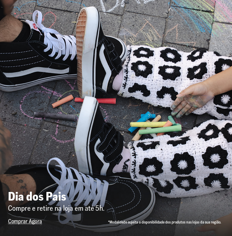 Pés de um pai usando sk8-hi e pés de uma criança usando old skool v vistos de cima, com desenhos de giz no chão de concreto